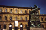 Mnchen: Residenz/Museum mit Max-Joseph-Denkmal